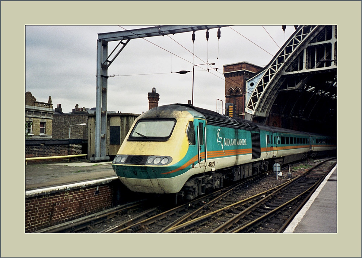 Heute fahren hier Eurostarzüge Richtng Kontinent, doch im November 2000 dieselten noch die formschönen HST 125 Class 43 Richtnug Midland.
London St Pancras, den 9. Nov. 2000