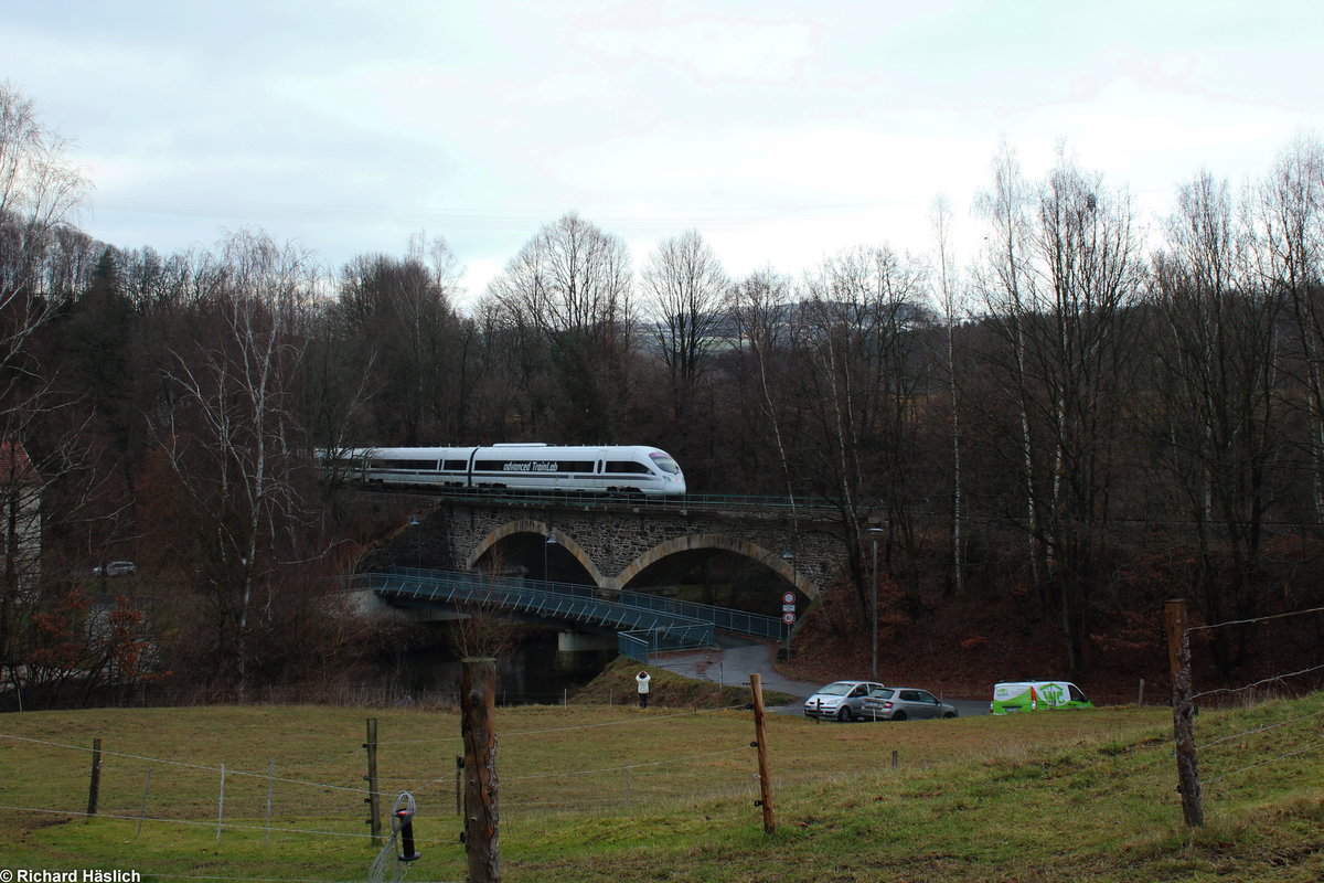 Heute fuhr 605 017 durchs Erzgebirge....
Hier in Zschopau auf einer Brücke die über den gleichnamigen Fluss führt.