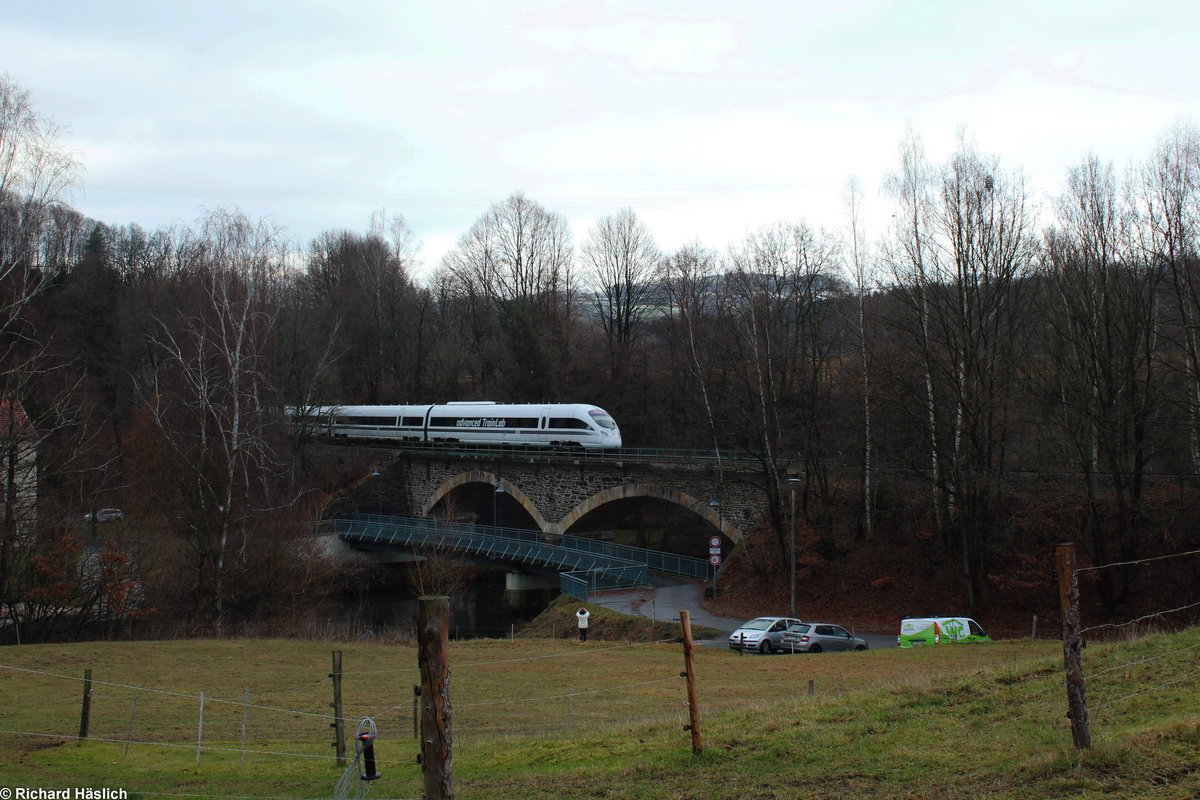 Heute fuhr 605 017 durchs Erzgebirge....
Hier in Zschopau auf einer Brücke die über den gleichnamigen Fluss führt.