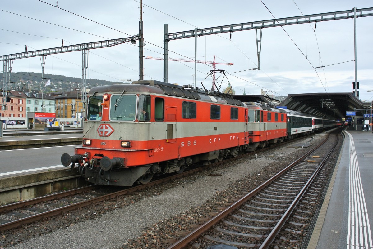 Heute gab es eine äusserst seltene Doppeltraktion: die beiden letzten Orangen Swiss Express Re 4/4 II, vorne 11108, hinten 11109, verkehrten heute zusammen als IR 3831, in Zürich HB; 13.10.2014.