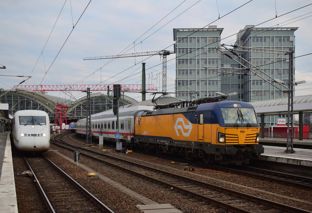 Heute gab es in Berlin eine kleines Special. Zum ersten Mal zog ein NS Vectron einen IC aus Amsterdam über den gesamten Laufweg bis nach Berlin. Hierzu hatte 193 263 mit dem IC141 aus Amsterdam und am Nachmittag mit dem IC140 nach Amsterdam. Hier fährt 193 263 gerade mit dem IC140 nach Amsterdam in Berlin Ostbahnhof aus während links der ICE 544/554 bereit steht.

Berlin 15.02.2022