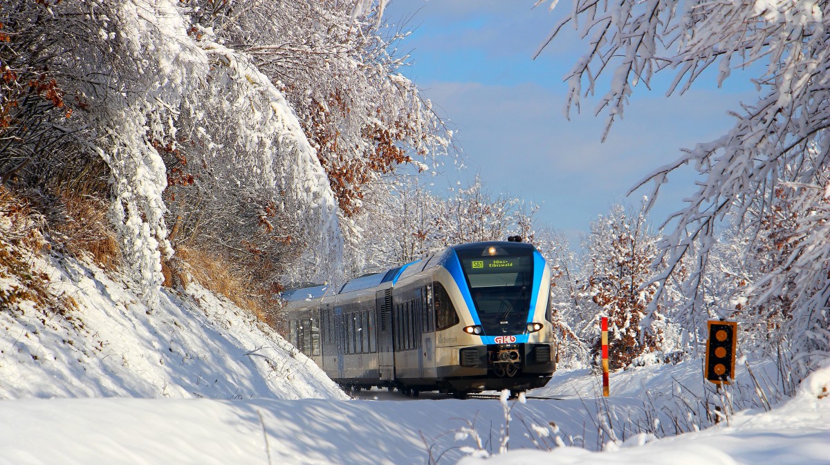 Heute gabs leider keinen Sonnenschein. Aber man kann ja nicht jeden Tag Ein Winterwunderland haben. Hier zusehen GTW 08 beim Einschnitt Gasseldsdorf verkehrend als R8559 nach Wies Eibiswald am Mittag des 25.01.2014.