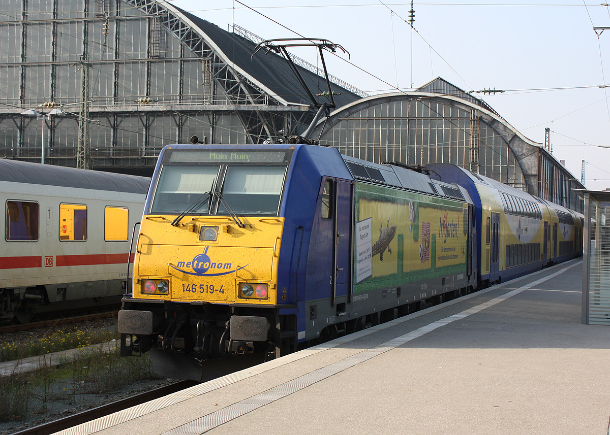 Heute geht es nach Moin! Obwohl der Zug doch nach Hamburg ausfahbereit in Bremen auf Gleich 9 steht. (146-519-4 am 21.10.2013).