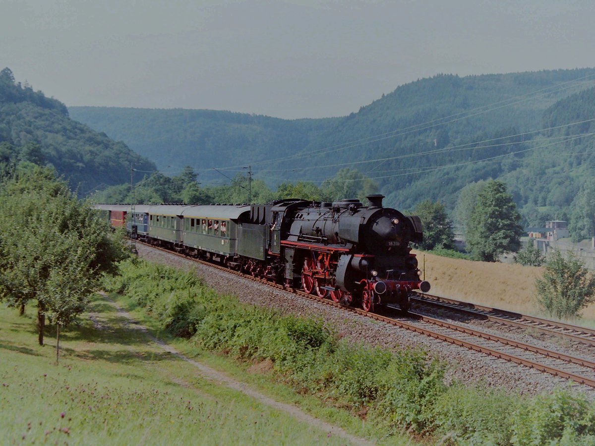 Heute habe ich ein Bild der 18 316 mit einem Sonderzug zwischen Lindach und Eberbach auf höhe der Staustufe. Das Bild wurde von Rudolf Pavel am 10.8.1996 aufgenommen.(Genemigung zur Veröffentlichung liegt vor)
