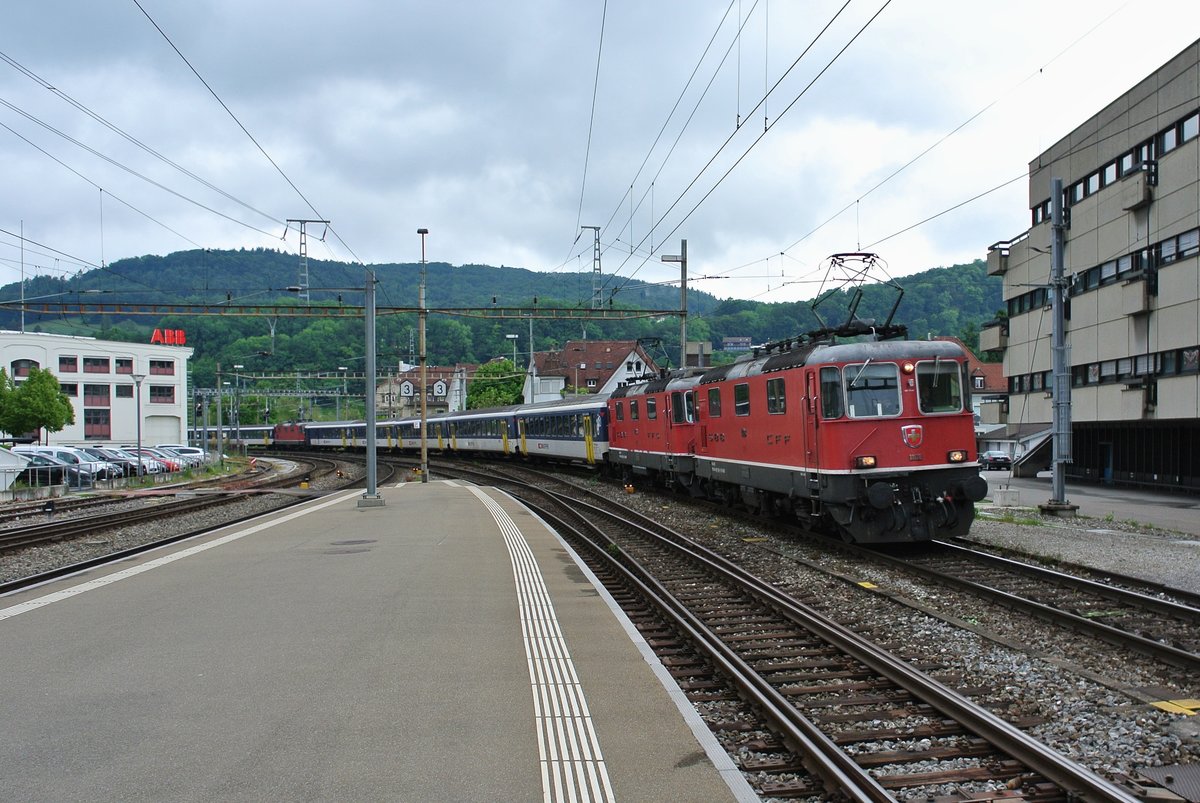Heute kam es beim IR 1965 zu einem seltenen Ersatzzug. Zum Einsatz kamen zwei zusammengehngte EWI/II Einschalt Pendel der S-Bahn Basel (wobei der hintere Pendel noch um einen A EWI NPZ verstrkt wurde). Zustzlich wurde noch eine 3. BoBo berfhrt;
Re 420 128-1 (11128), 420 133-1 (11133, ex. Swiss Express), 3 B EWI NPZ, AB EWII NPZ, BDt EWI NPZ (50 85 82-33 989-3), Re 420 138-0 (11138), 3 B EWI NPZ, AB EWII NPZ, A EWI NPZ und BDt EWI (50 85 82-33 992-7; Im Bild erreicht der Pendel Baden, 28.05.2016.