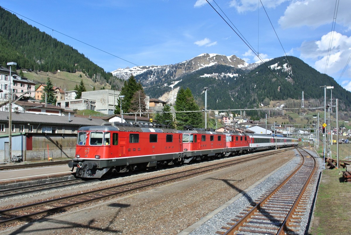 Heute kam es zu einer seltenen dreifachtraktion Re 4/4 II vor einem Reisezug. Zwei der drei Loks werden nach einer Extrazugsleistung zurück von Chiasso Richtung Basel überführt. Re 4/4 II 11151, 11303 und 11125 am EC 158 bei Durchfahrt in Airolo, 11.04.2014.