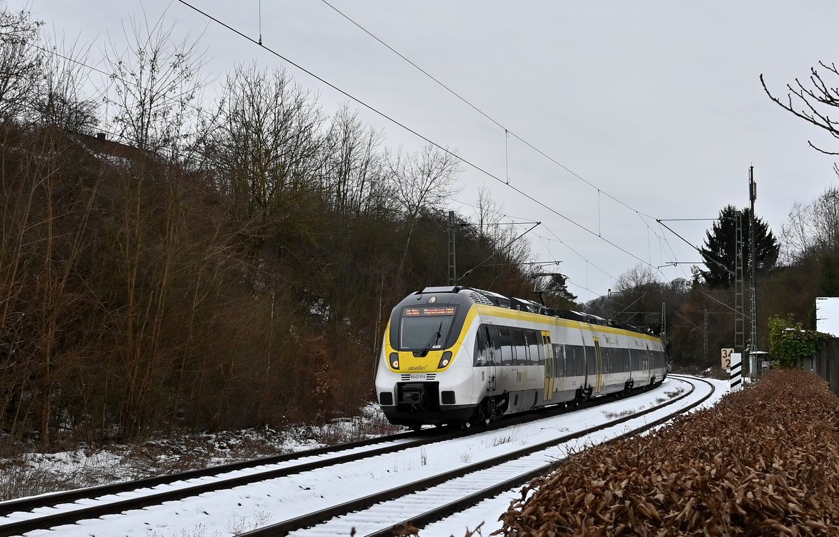 Heute kam mal wieder ein Fünfteiler 8442 814 von Abellio als RE 10a im Schnee durch Neckargerach gen Mannheim gefahren. 19.1.2021