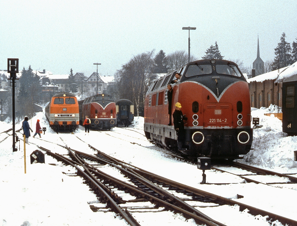 Heute kaum zu glauben, dass in den 1980er Jahren bei guten Schneeverhältnisse bis zu sieben lange Sonderzüge (5  planmäßige  und bei Bedarf 2 Entlastungszüge) aus dem Rhein/Ruhrgebiet und dem Münsterland nach Winterberg fuhren. 5 Züge konnten in Winterberg und zwei in Hallenberg bis zur Rückfahrt abgestellt werden. Die Bespannung war vielseitig : 216 und 221 aus Oberhausen, 218 aller Farbvarianten und 212 (meist Doppeltraktion) aus Hagen. Rangierszene im Februar 1985 in Winterberg mit 218 145, 221 108 und 221 114.