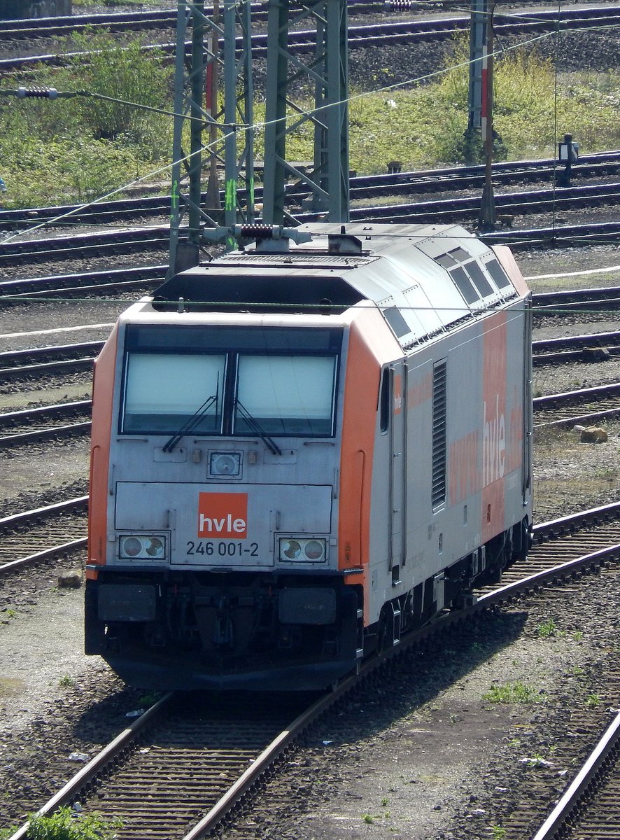 Heute konnte ich nun endlich eine 246 der HVLE in Neuss Hbf ablichten. Hier steht 246 001-2 beim Sonne tanken in Neuss Gbf abgestellt und wartet auf ihre Leistung.

Neuss Gbf 31.03.2017