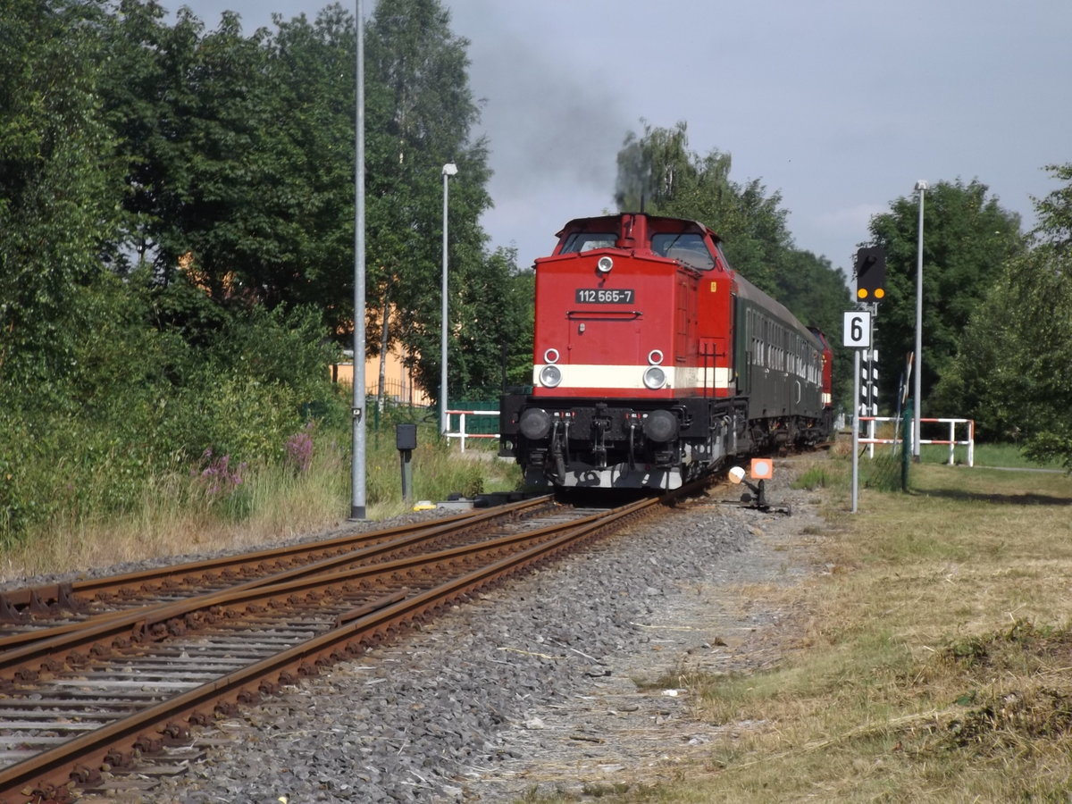Heute mal am anderen Bahnübergang Ausfahrt aus dem Bahnhof Olbernhau Lok 112 565 als Schlusslok Richtung Pockau Lengefeld am 18.6.2018