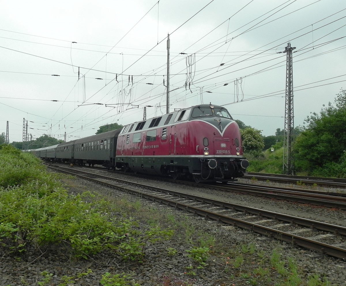 Heute Mittag kam mir die 220 033-5 mit einem Sonderzug nach Koblenz vor die Linse. Leider konnte die 01 1066 aus technischen Gründen den Zug nur von Lengerich bis Krefeld ziehen. Ab Krefeld zog dann die 220 033.

Grevenbroich 06.06.2015