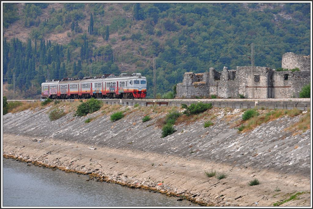 Heute morgen beim Kaffeehalt im Restoran Jezero überquerte der 412 050 als Regionalzug Bar- Podgorica den Damm von Lesendro am Skutariesee. (16.08.2015)