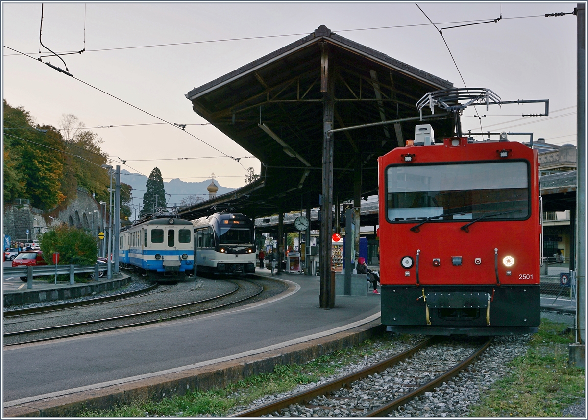 Heute Morgen, noch vor dem Sonnenaufgang gab es im Schmalspurteil von Vevey eine überraschende Vielfalt an Rollmaterial zu sehen: Rechts warte die Hem 2/2 2501 auf neue Aufgaben, in der Mitte der MVR GTW ABeh 2/6 7504 auf die Abfahrt nach Blonay und ganz links die beiden Be 4/4 1003 und 1002 auf die Entscheidung, ob die nächste Reise in Tessin oder auf den Schrottplatz geht. 
18. Okt. 2017