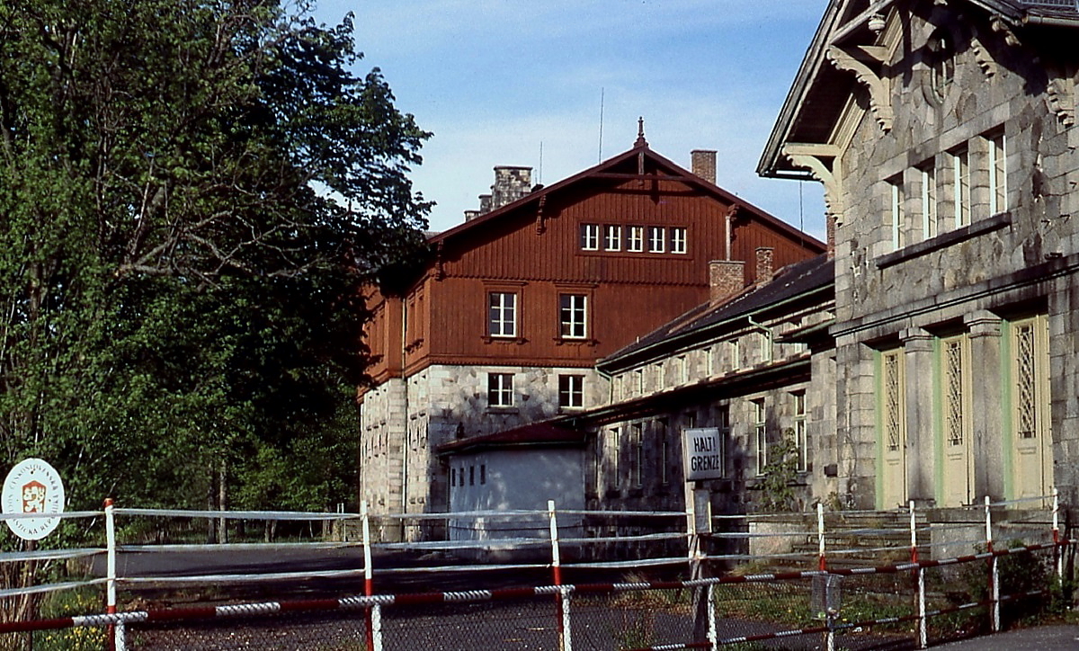 Heute nicht mehr vorstellbar: Der Grenzzaun, der den bayrischen vom tschechischen Teil des Bahnhofes Bayerisch Eisenstein trennte (Mai 1980). Die eigentlichen Grenzbefestigungsnalagen lagen weiter im Hinterland.