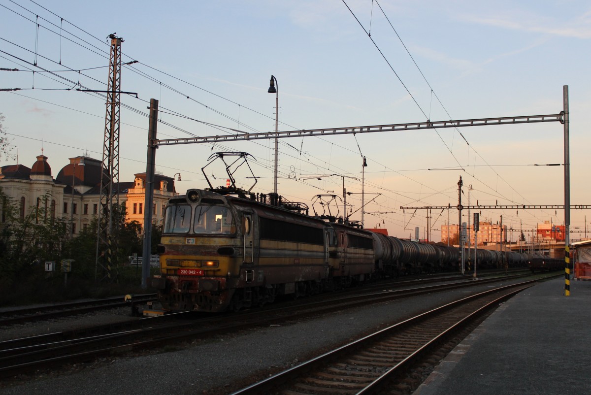 Heute nur noch selten zu sehen zwei 230er mit alter Farbgebung. Hier 230 042-4 und 230 041-6  zu sehen am 08.11.14 in Plzeň hlavní nádraží.