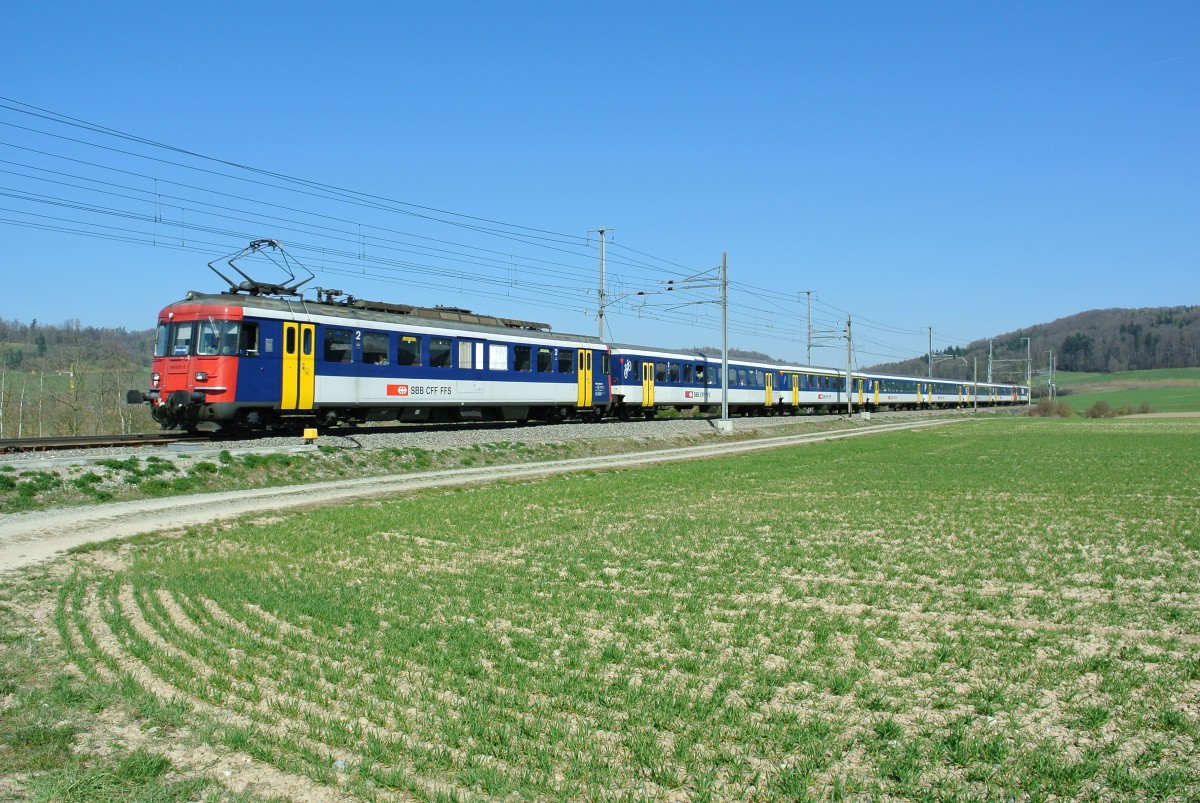 Heute pendelte ein Doppel RBe Pendel mehrmals als RE zwischen Zrich und Schaffhausen. Im Bild ist der RBe 540 031-2 mit 6 EWI NPZ und dem RBe 018-9 als RE 3773 kurz vor Rafz, 20.03.2014.