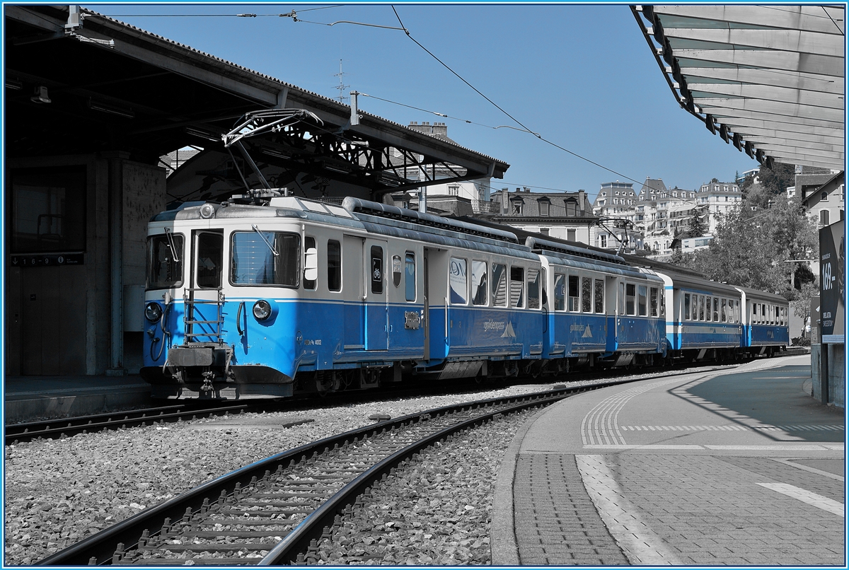 Heute eine Rarität: ein MOB Regionalzug ganz in MOB-Blau! Der MOB ABDe 8/8 4002 VAUD wartet mit zwei Reisezugwagen als Regionalzug 2224 nach Zweisimmen in Montreux auf die Abfahrt. 21. August 2018