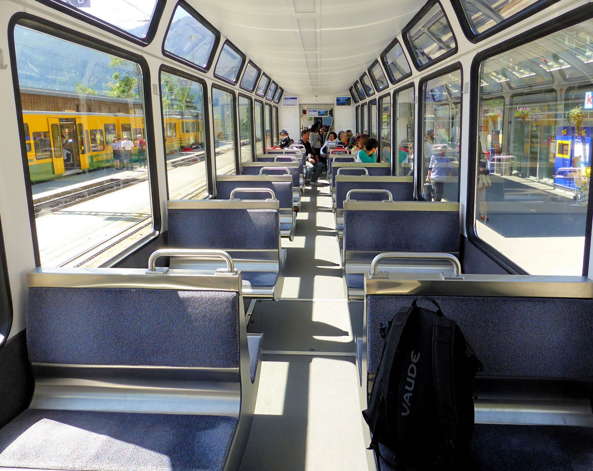 Heute reist man auf der Wengernalpbahn im dreiteiligen Panorama-Triebzug. Aufnahme in Zug 146, 28.Juni 2015. 