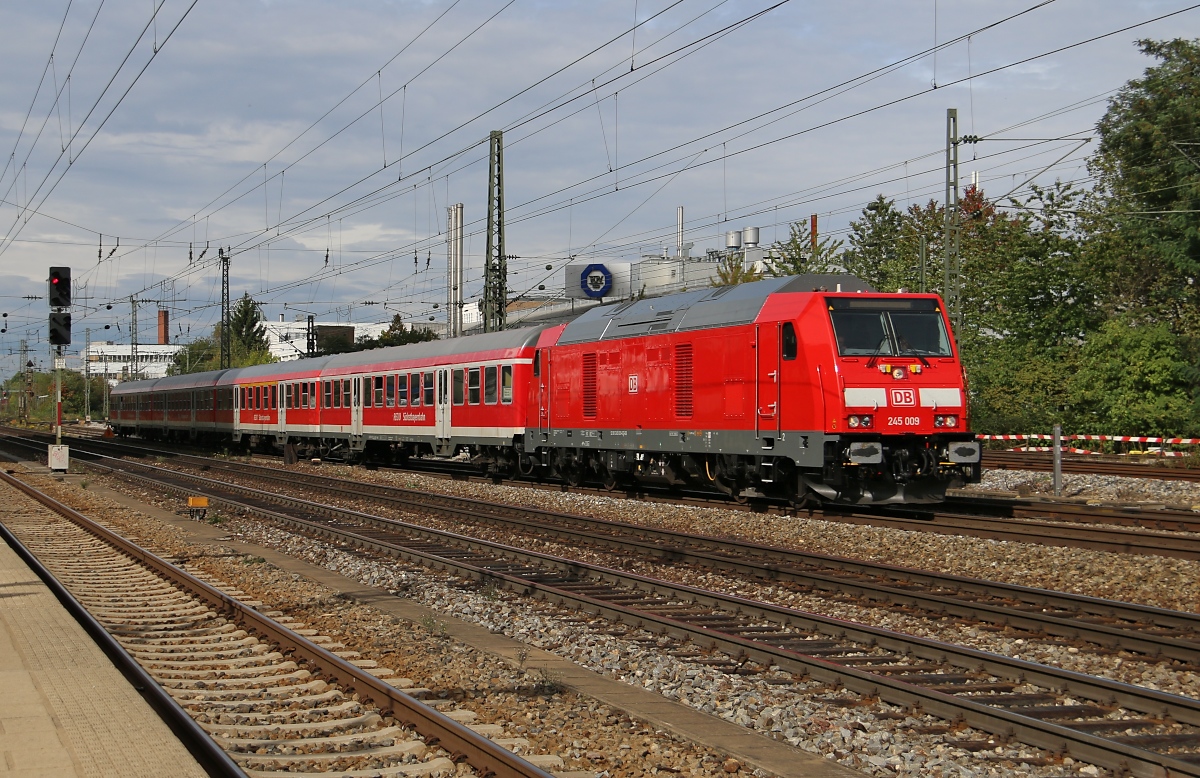 Heute schon gewöhnlich, jedoch bot dieses Bild am 07.10.2014 noch einen neuen Anblick als die 245 009 mit einem Regionalzug aus Richtung München Hbf durch München Heimeranplatz kam.