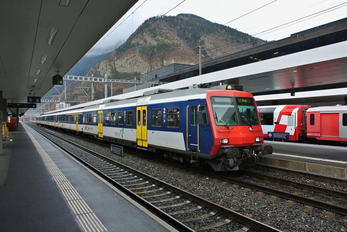 Heute verkehrte ausnahmsweise ein NPZ des Typs RBDe 562 als Ersatz IR 1411/1426 von Genf nach Brig und zurück. Im Bild steht der Bt 50 85 29-35 954-1, AB EWI, 2 B EWI und RBDe 562 000-0 als Ersatz IR 1426 beim Zwischenhalt Visp, 25.12.2013.