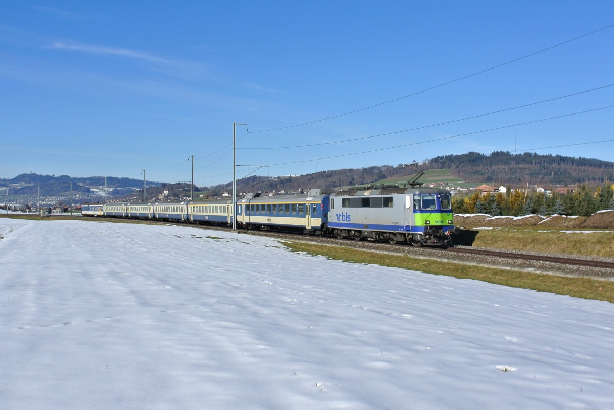 Heute verkehrte der BLS EWI Reserve Pendel wieder im Emmental. Im Bild ist die Re 420 502-7 (ex. SBB 11117) mit dem RE 4375 bei Worb. Der Pendel besteht aus dem Salon Bleu A EWI, AB EWI, 3 B EWI und BDt EWII ex. SBB, 20.02.2015.