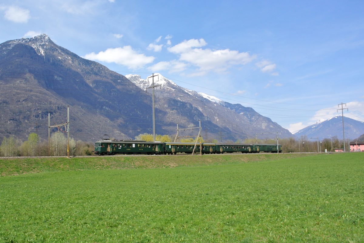 Heute verkehrte der RBe Pendel der DSF als Extrazug Luzern-Luino-Luzern. Im Bild ist der historische Pendel mit dem RBe 4/4 1405, A EWI 55 85 18-33 524-2, B EWI 55 85 20-33 654-3 und DZt 55 85 91-33 911-1 bei Claro, 29.03.2014.