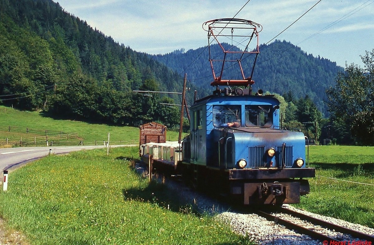 Heute vor 100 Jahren nahm die Lokalbahn Mixnitz-St. Erhard ihren Betrieb auf. Hier ist E 4 mit einem Magnesitzug im Sommer 1995 im Breitenauer Tal unterwegs. Die 1963 von AM/BBC gebaute Lok leistet 147 KW bei einer Hchstgeschwindigkeit von 20 km/h.