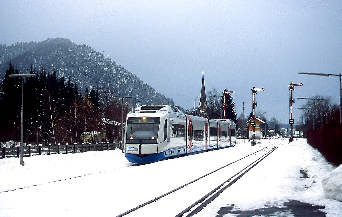 Heute vor 16 Jahren, am 29.11.1998, übernahm die Bayerische Oberlandbahn den Betrieb auf den Strecken von München nach Lenggries, Tegernsee und Bayrischzell. Vorgesehen war der Betrieb mit 17 Integral-Triebwagen. Da zum Zeitpunkt der Betriebsaufnahme längst nicht alle bestellten Fahrzeuge zur Verfügung standen, waren an diesem Tag meist die gewohnten 218-Wendezüge im Einsatz. Der einzige Integral, der am 29.11.1998 Schliersee erreichte, war der VT 102 im Rahmen einer Probefahrt.