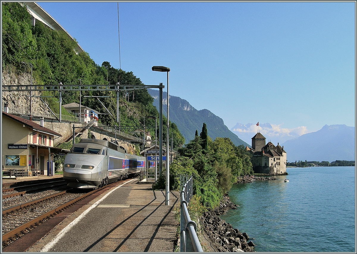 Heute vor dreissig Jahren, am 22. Januar 1984, wurde der TGV Verkehr Paris - Lausanne aufgenommen. Grund genug, heute einige TGV Bilder zu zeigen.
Dank der Verlängerung einiger TGV Zugspaare ins Wallis, konnte nun auch das Château de Chillon als Hintergrund von TGV Bildern genutzt werden.
Veytaux-Chillion, den 4. Aug. 2007 