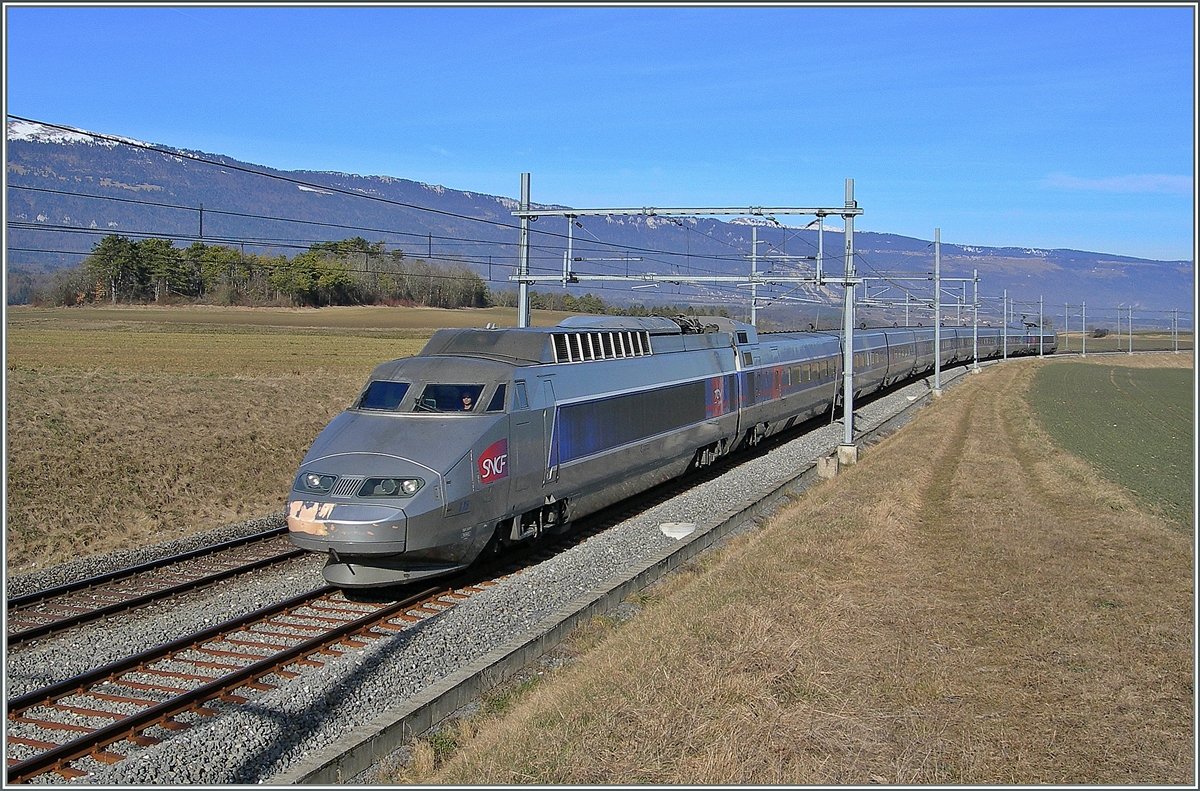 Heute vor dreissig Jahren, am 22. Januar 1984, wurde der TGV Verkehr Paris - Lausanne aufgenommen. Grund genug, heute einige TGV Bilder zu zeigen.
TGV Lyria auf dem Weg nach Paris zwischen Arnex und Croy-Romaimotier.
28. Jan. 2008