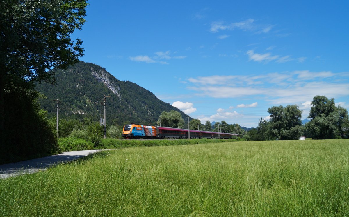 Heute vor einem halben Jahr war für die Führung des Railjet Express 860 von Flughafen Wien nach Bregenz die damals noch recht frisch mit Werbefolien beklebte 1116.229  Steinbach - we are pool  zuständig, die auf den oberösterreichischen Schwimmbadhersteller aufmerksam macht. Kurz vor Schaftenau konnte der farbenfrohe Hochgeschwindigkeitszug festgehalten werden. (30.06.2020)
