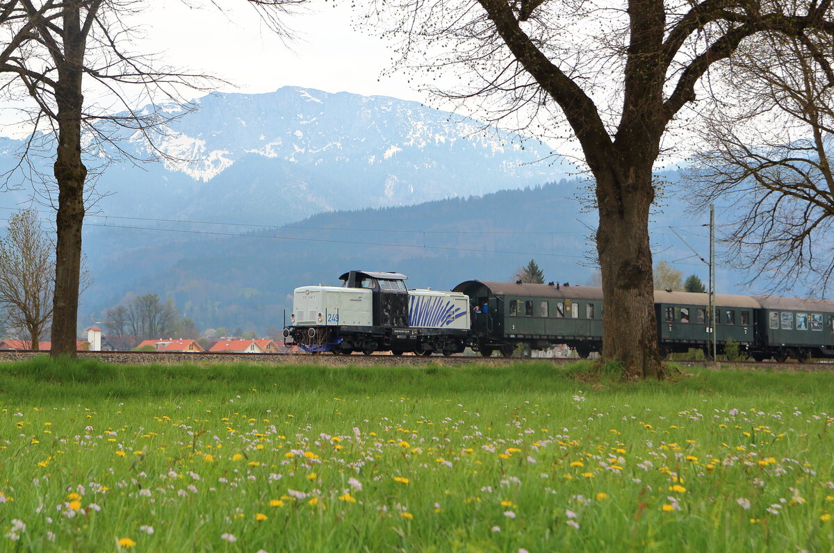 Heute war 212 249-7 von Lokomotion mit einem Sonderzug des Bayerischen Localbahnvereins auf der Kochelseebahn unterwegs. Mit der Benediktenwand im Hintergund konnte ich den Zug, der betrieblich als DPE 74332 bezeichnet wurde, zwischen Benediktbeuern und Bichl bildlich festhalten.

Benediktbeuern, 23. April 2022 