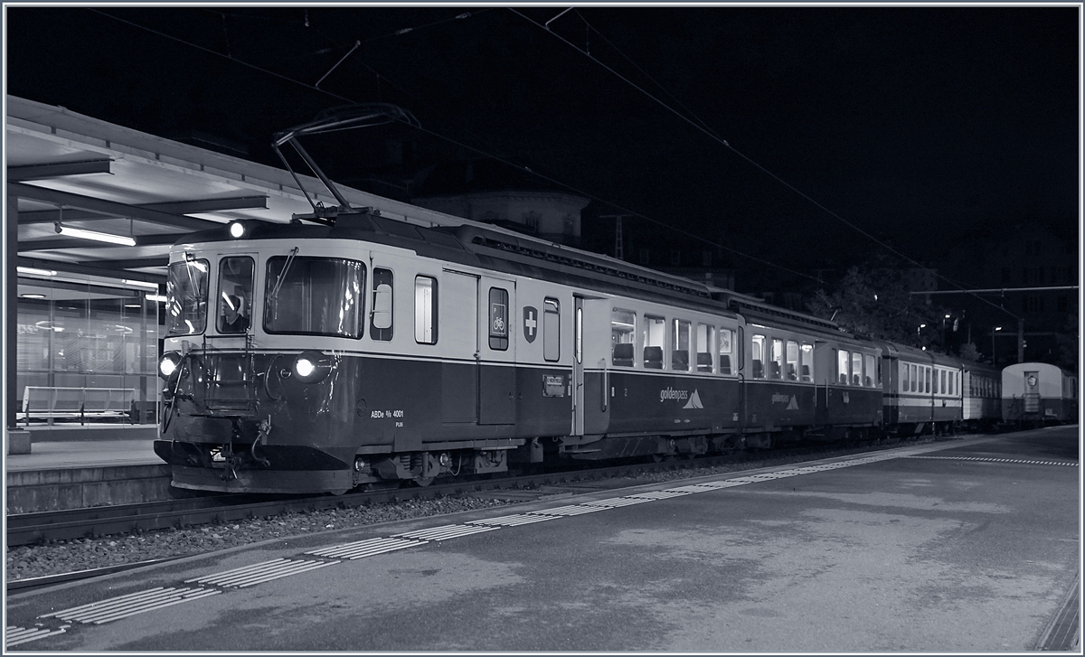 Heute war es keine Frage, ob ich mit dem ABDe 8/8 fahre...
Als Regionalzug 2203 von Zweisimmen gekommen, übernahm der ABDe 8/8 4001 SUISSE in Montreux zwei Reisezugwagen, um als Regionalzug 2210 zurück nach Zweisimmen zu fahren.
30. Okt. 2017 