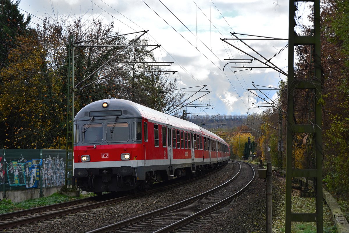 Heute war die wohl letzte Möglichkeit die n-Wagen auf der Strecke Köln - Mönchengladbach ein letztes mal bei Tageslicht zu fotografieren. Hier schiebt 111 149 den Fußballsonderzug RC 11591 Köln Hbf - Rheydt Hbf durch Grevenbroich.

Grevenbroich 19.11.2016
