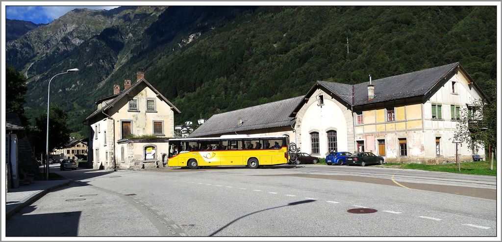 Heute wenden in Mesocco auf dem Bahnhofplatz die Eilkurse der Post, die Chur in zwei Stunden mit Bellinzona verbinden und hier Anschlüsse an die Regionalbusse herstellen. (13.09.2014)