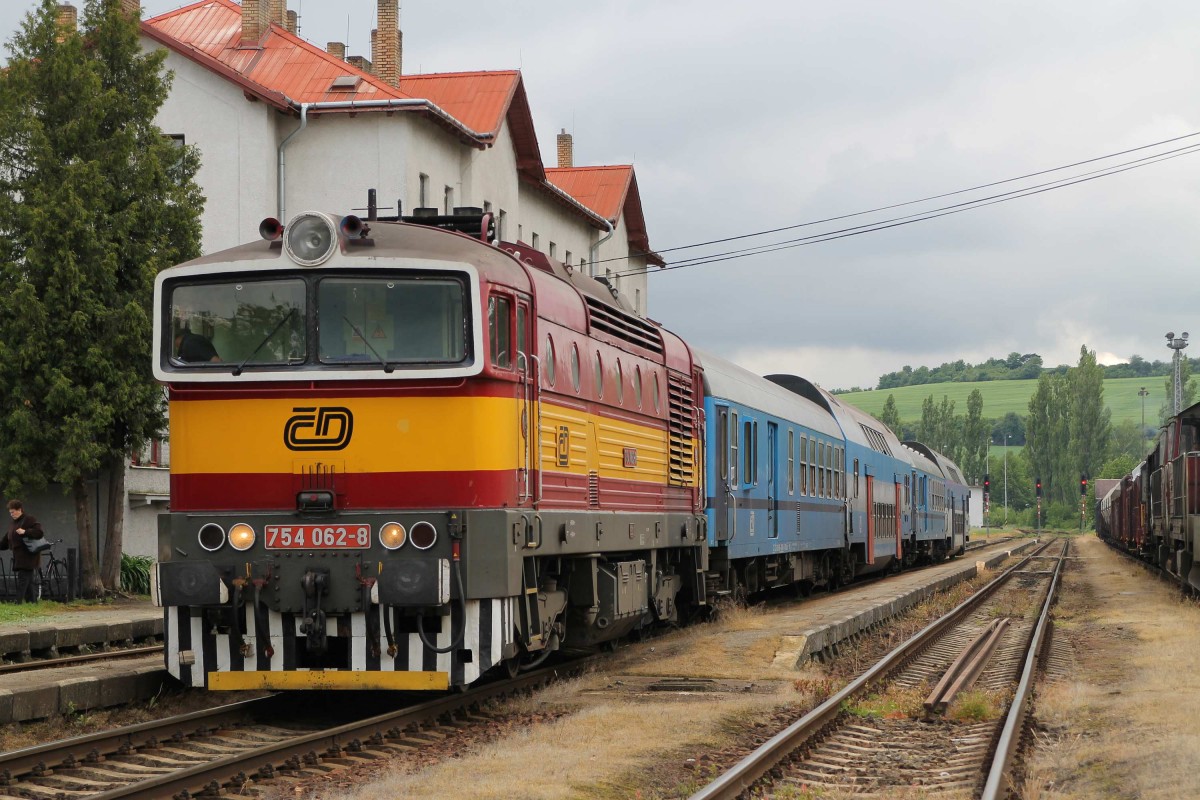 Heute wieder drei verschiedene Farben der BR 754. Immer sehenswert is die tägliche Höckerzug mit planmäßich ein Reko-Lok der Baureihe 750.7. Hier war ich sehr erfreut mit die alte 754 062-2 mit Höckerzug Os 4816 Brno Hlavní Nádraží-Jihlava auf Bahnhof Okříšky am 31-5-2013. 