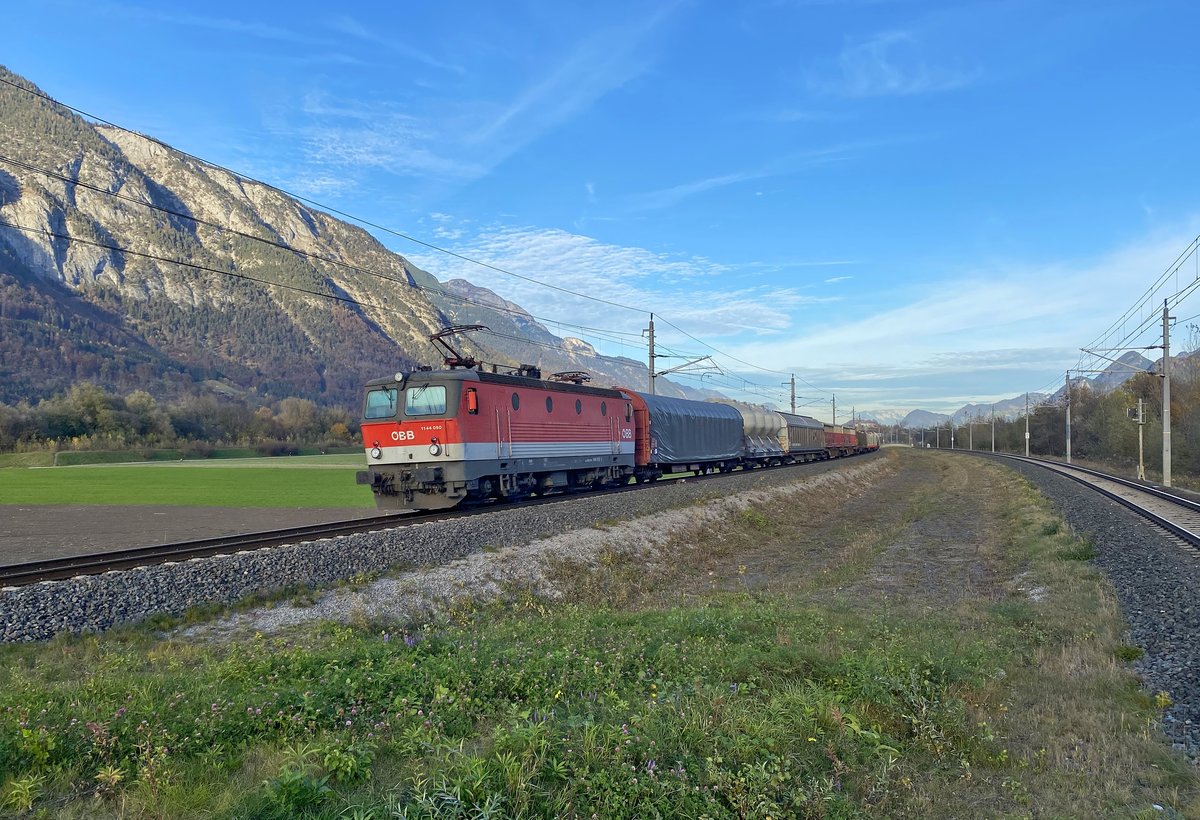 Heute wird die 1144.050 offiziell abgestellt. Diesem (traurigen) Anlass entsprechend zeige ich ein Foto der besagten Niedriglüftermaschine. Es zeigt die altehrwürdige Lokomotive kurz vor der Durchfahrt der Haltestelle Stans bei Schwaz auf der Unterinntalbahn am 02.11.2020 mit dem DG 54490 (Linz - Hall in Tirol) am Haken. Der mit einem  Alpenstaubsauger  bespannte Güterzug stellt auf der Unterinntalbahn durchaus eine Besonderheit dar. Hoffentlich kann die Lokomotive in der Türkei noch viele Jahre fleißig im Dienst stehen...  