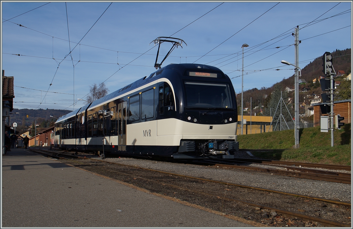 Heute wird der der SURF (Srie Unifie Romande pour Rseau Ferr mtrique) ABeh 2/6 7501  St-Lgier  eigeweiht. 
Gegen vierzehn Uhr steht er in Blonay.
11. Dez. 2015