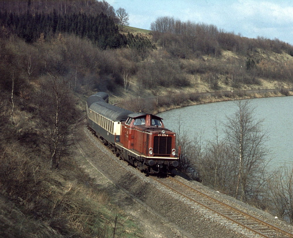 Heute würde man diese Strecke sicherlich dem Talsperrenbau opfern. Am 31.5.1964 ging  entlang der Biggetalsperre eine Neubaustrecke in Betrieb, die sogar für eine mögliche  Elektrifizierung vorgesehen war. 211 255 vom BW Dieringhausen (!) ist bei Eichhagen in Richtung Olpe unterwegs (5.4.1980).