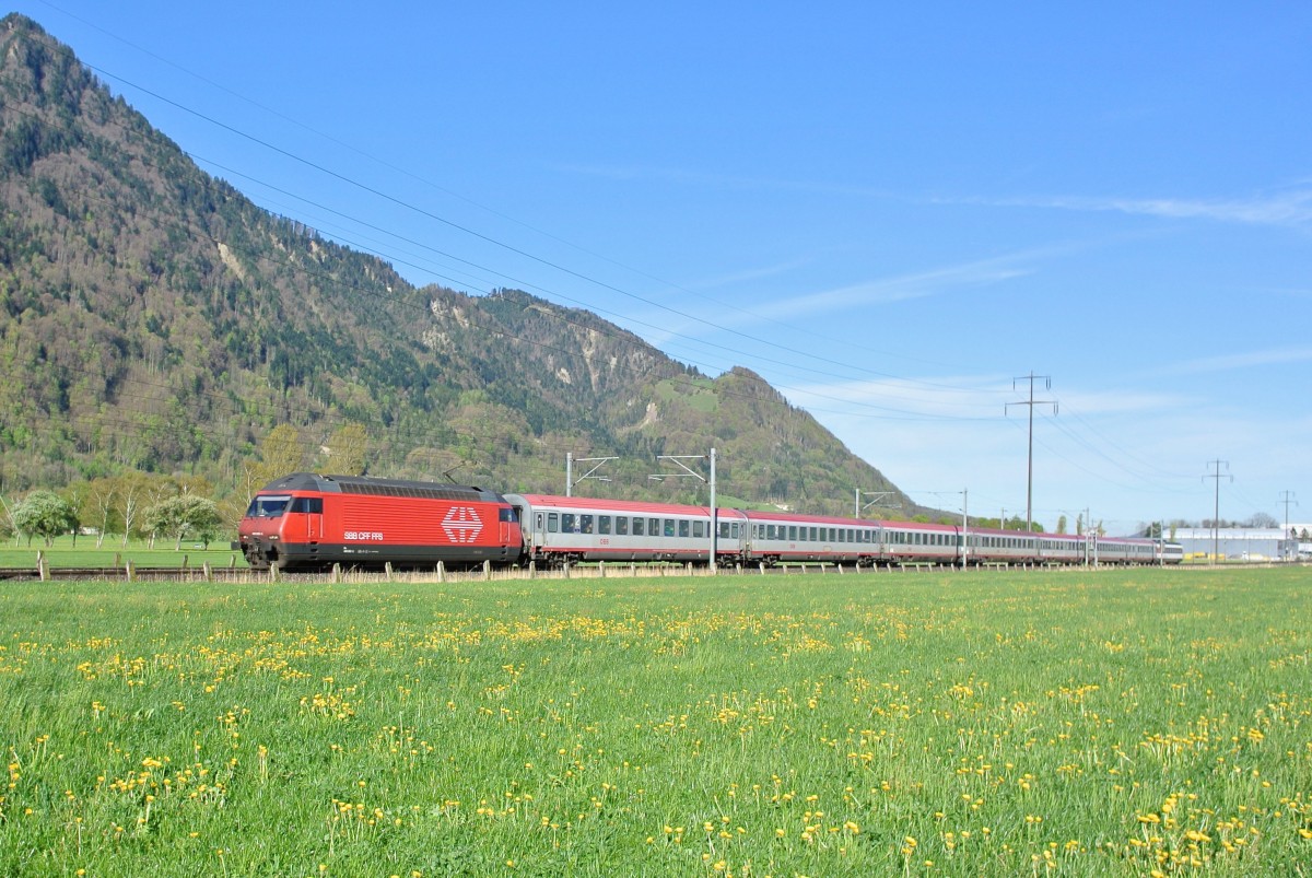 Heute wurde der ÖBB/SBB EC 163 zwischen Zürich und Buchs SG ausnahmsweise durch eine Re 460 statt einer Re 4/4 II gezogen. 460 062-3 kurz vor Ziegelbrücke, 11.04.2014.
