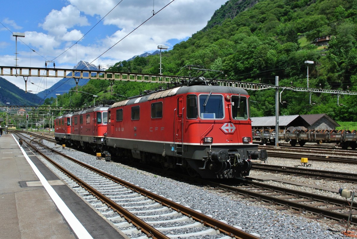 Heute wurden von Zürich drei defekte Personenverkehr Re 4/4 II ins Industriewerk Bellinzona überführt. Der Lokzug bestand aus den Re 4/4 II 11141 (ex. Swiss Express), 11208 und 11195, Biasca, 29.05.2014.