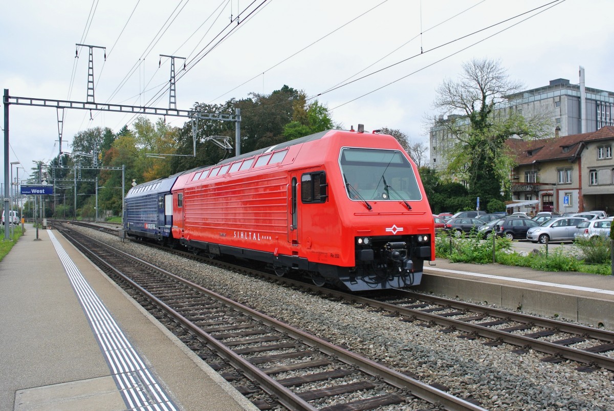 Heute wurden zwei frisch revidierte Re 450 vom Industriewerk in Yverdon-les-Bains nach Zrich berfhrt. Der vordere Triebwagen wurde vor einigen Jahren an die SZU verkauft, und durchluft nun Analog den SBB Triebwagen das Refit-Programm in Yverdon. Vorne: SZU Re 552, 450 070-8 (ex. SBB 450 070-8); hinten: SBB Re 450 060-9, Solothurn West, 27.10.2014.