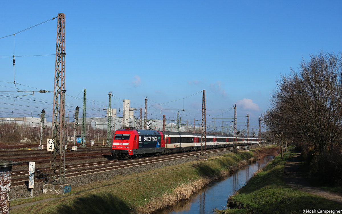 Heute zog 101 068  Back on Track  den EC9 durch Düsseldorf dem Hauptbahnhof entgegen. 
28.2.21, Düsseldorf Derendorf
