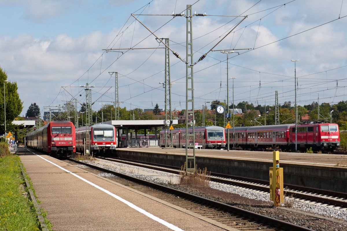 Heute zum Samstag sah es Im Bahnhof Crailsheim aus, als sei richtig was los. Links der IC nach Karlsruhe, daneben der Hohenloheexpress nach Heilbronn, daneben die eingefahrene Regionalbahn aus Ulm und ganz rechts die abgestellte Garnitur für den Regionalexpress Suttgart - Nürnberg. 05.09.2015