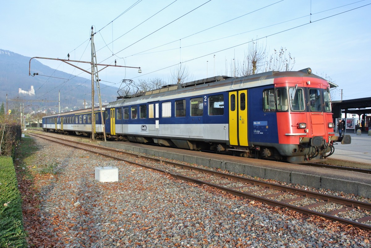 Heute zum wahrscheinlich letzten mal im Einsatz; der RBe Pendel der OeBB: Ab Fahrplanwechsel verkehrt auf der OeBB ein SBB Domino; somit geht der sonst im Regioverkehr eingesetzte NPZ auf die Reserve, und der aktuelle Reserve Pendel, der RBe Pendel, wird ausgemustert, bzw. teilweise weiterverkauft. Heute Freitag, 11.12.2015, verkehrte er noch einmal den ganzen Tag, am Nachmittag kam sogar noch die Sonne bis in die Klus:
RBe 205 (ex. SBB RBe 540 019-7)
AB EWII 505 (ex. SBB 50 85 39-35 033-2)
BDt EWI 905 (ex. SBB 50 85 82-33 977-8)
Bei den letzten Sonnenstrahlen ist der Pendel beim Wenden im Endbahnhof Oensingen.