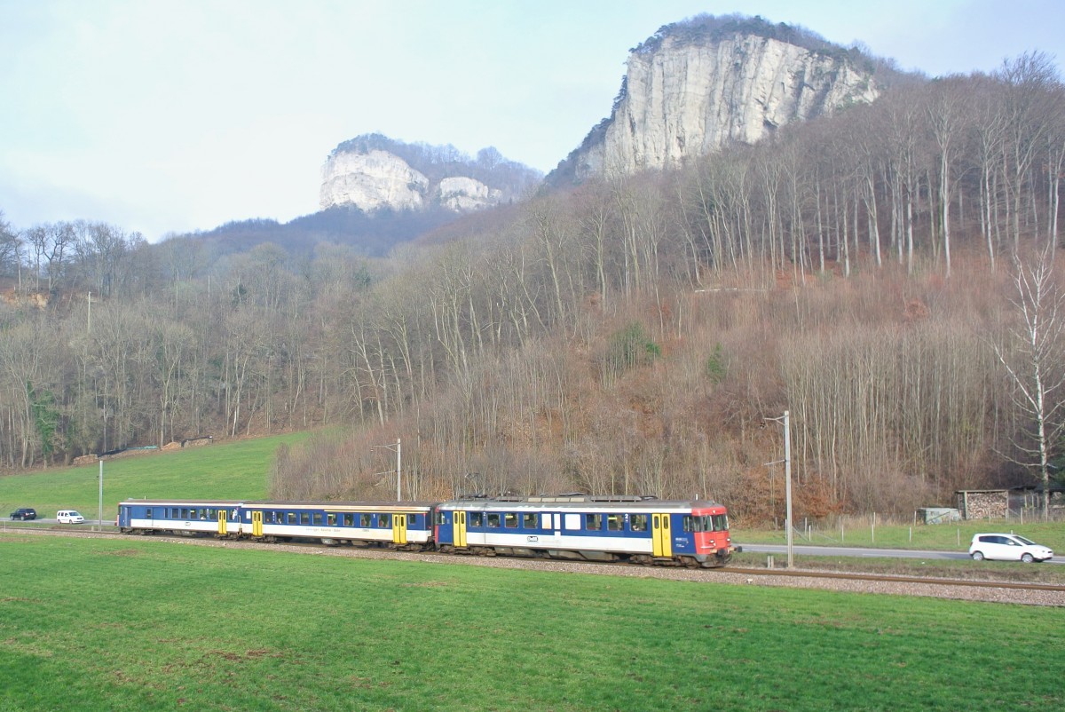 Heute zum wahrscheinlich letzten mal im Einsatz; der RBe Pendel der OeBB: Ab Fahrplanwechsel verkehrt auf der OeBB ein SBB Domino; somit geht der sonst im Regioverkehr eingesetzte NPZ auf die Reserve, und der aktuelle Reserve Pendel, der RBe Pendel, wird ausgemustert, bzw. teilweise weiterverkauft. Heute Freitag, 11.12.2015, verkehrte er noch einmal den ganzen Tag, am Nachmittag kam sogar noch die Sonne bis in die Klus:
RBe 205 (ex. SBB RBe 540 019-7)
AB EWII 505 (ex. SBB 50 85 39-35 033-2)
BDt EWI 905 (ex. SBB 50 85 82-33 977-8)
Bei den letzten Sonnenstrahlen ist der Pendel zwischen Klus und Oensingen.