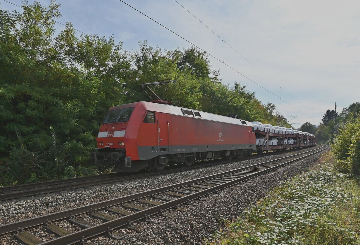 Heutemittag aus dem Gegenlicht kommend die 152 080-8 mit einem langen Audizug durch Neckargerach gen Heidelberg fahrend. 20.10.2021