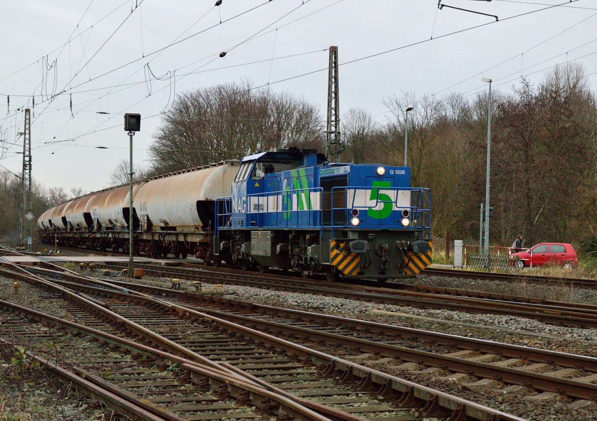 Heutenachmittag kam die NIAG Nr.5/9880 1275 017-2 D-NIAG mit einem Kalkzug aus Richtung Neuss über den Bü Blumenstraße in Grevenbroich. Gleich wird der Zug in Richtung Gustorf abbiegen. 16.1.2015