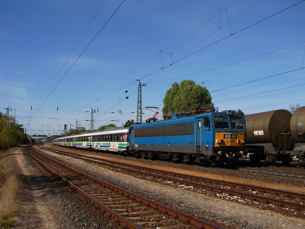 Heutige Foto-Erlebnis: VoralpenExpress in Ungarn! Das ist ein Überstellungfahrt des VoralpenExpress Wagen aus der Schweiz in Richtung der neuen Heimat bei der Durchfahrt in Bahnhof Tata. Die Zuglok ist 630 021 (V63 021).
Tata, 16.04.2020.
