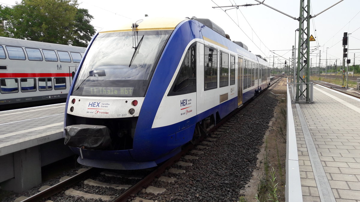 HEX - Harz Elbe Express/transdev mit VT 803 (95 80 0648 281-3+95 80 0648 781-2 D-HEX) als HEX11 Richtung Thale Hbf. am 20.07.18 in Magdeburg Hbf. abfahrbereit.